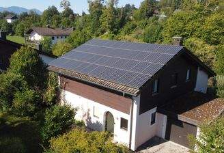 Haus mit PV und Bergblick
