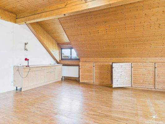 großes Zimmer im 1. Stock