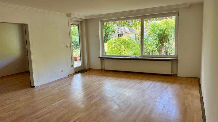 Wohnzimmer mit Blick in den kleinen Garten