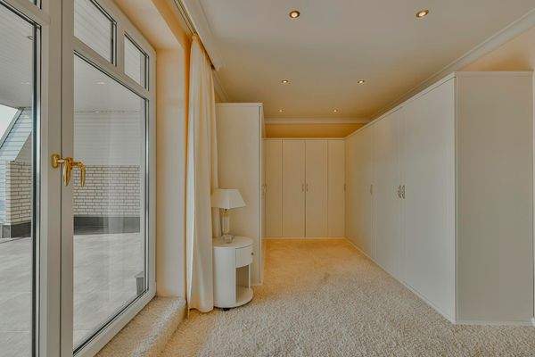 Schlafzimmer mit Einbauschränken