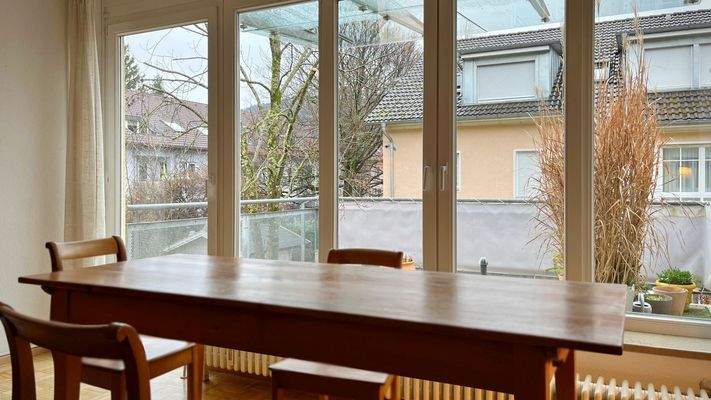 Essbereich mit großzügiger Fensterfront