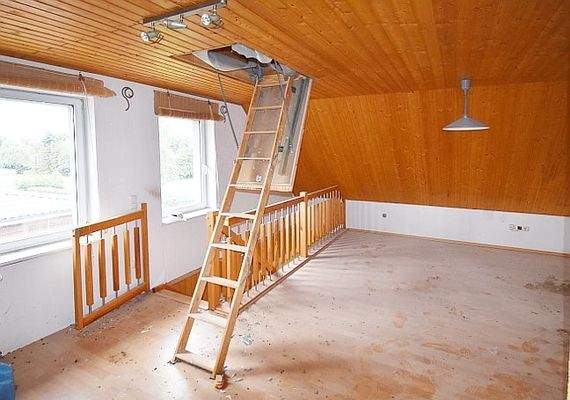 ...ein Galeriezimmer im Dachgeschoss