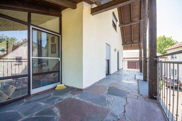 27 qm große geschützte Terrasse