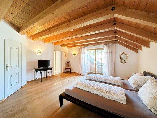 OG: Schlafzimmer mit Balkon und Zugang zum begehbaren Kleiderschrank