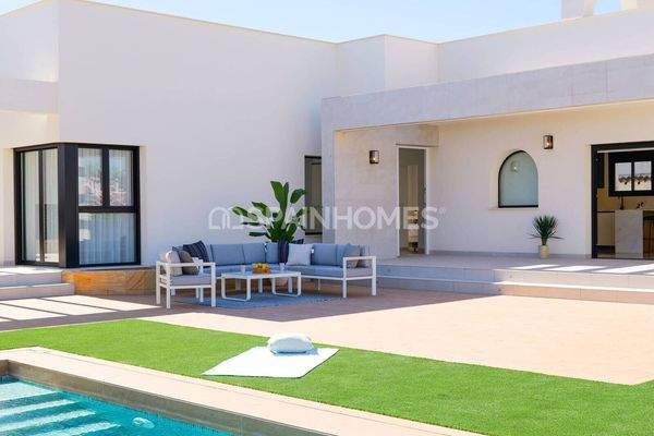 Detached 3-Bedroom Houses with Private Pools in Rojales