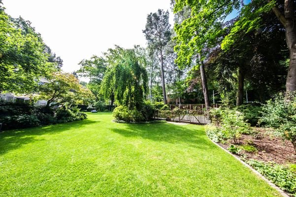 Blick in den großen Garten mit Schwimmteich