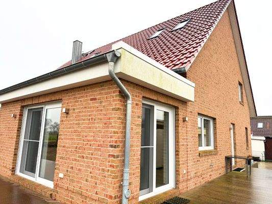 1. Nordostecke Terasse mit Seiteneingängen