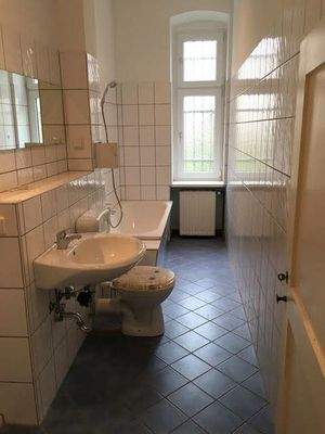 Wannenbad mit Fenster zum Hof