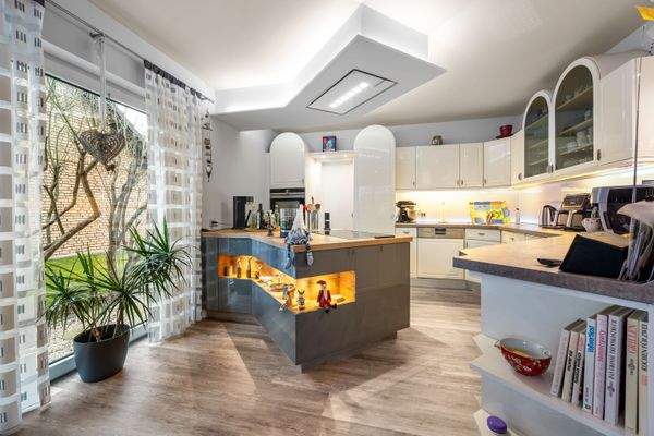 Küche mit Vorratskammer