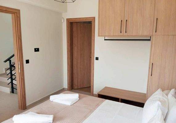 Kreta, Ligides: Großes modernes Haus in der Nähe des Agia-Sees zu verkaufen