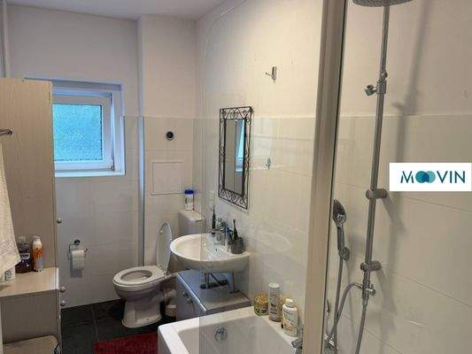 Ansicht I: Wannenbad mit Fenster