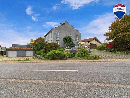 RE/MAX Immobilien DeLux Einfamilienhaus Mettlach-Weiten Seitenansicht