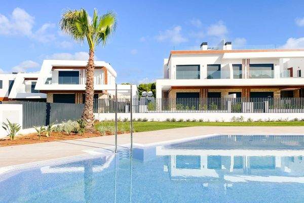 Poolbereich mit schöner Grünanlage