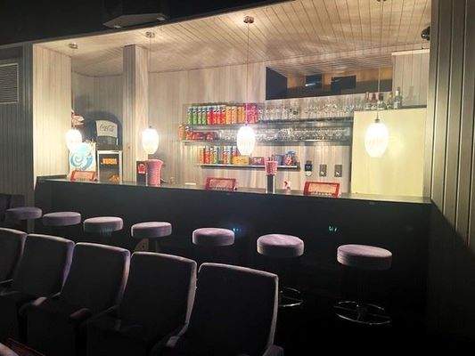 Großer Saal mit Theke