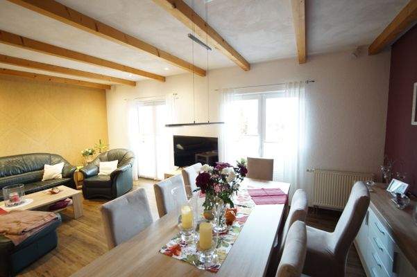 Wohn-/Esszimmer mit Terrassenzugang