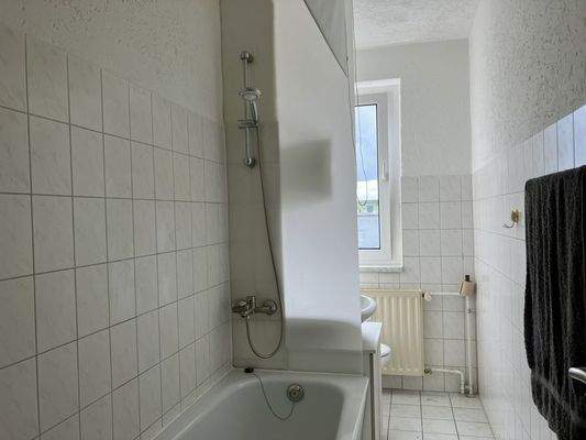 Bad mit Badewanne und Fenster