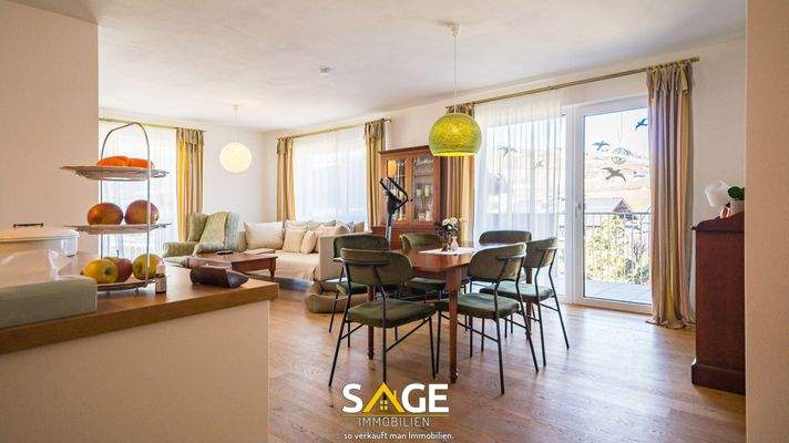 heller Wohnbereich mit viel Sonne