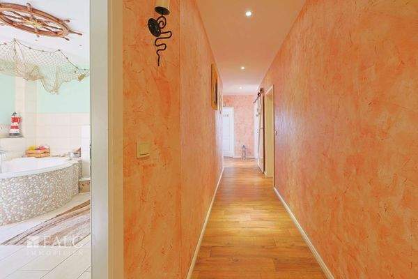 Großzügiger, zentraler Flur 