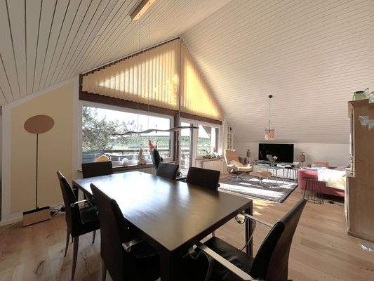 Ess- Wohnbereich mit Zugang zum Balkon