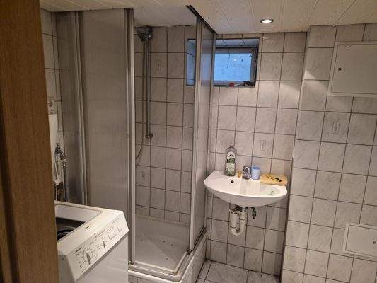 Keller Duschbad mit Waschmaschinenanschluss.jpg
