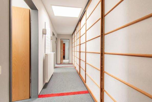 Flur mit praktischer Einbauschrankwand