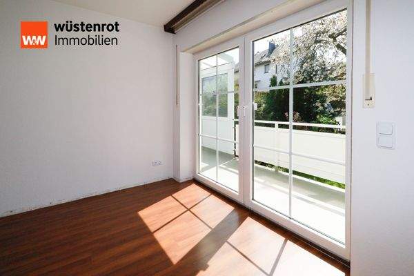 Wohnzimmer mit Balkon