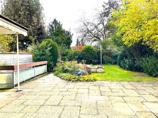 Terrasse mit Blick in den Garten