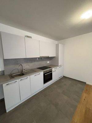 Moderne Küche mit Geräten