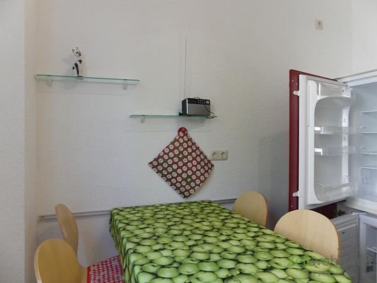 Esstisch und Kühlschrank-Kombi