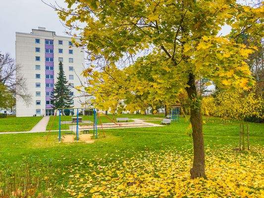 Ansicht von Norden mit Spielplatz