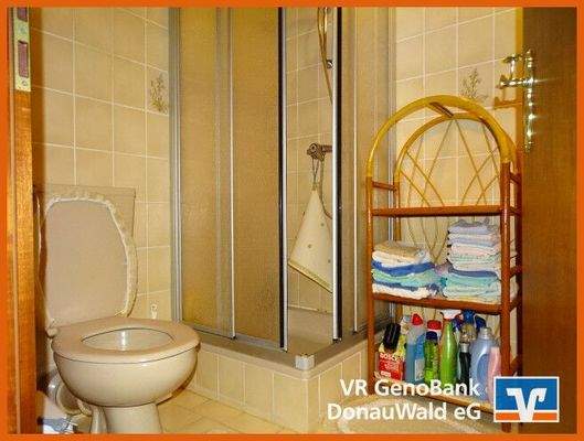 Bad mit Dusche und WC