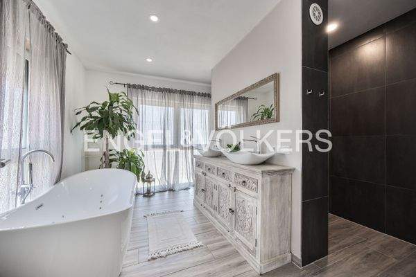 Traumbad mit freistehender Wanne, Walk-In-Dusche und stilvollen Armature