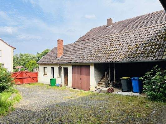 breite Hoffläche mit Toranlage, Nebengebäude (u.a. mit Garage, Gebäude als ehemals als Poststelle genutzt)