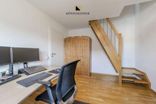 Flexibles Zimmer für Kinder, Büro oder Hobby, verbunden mit dem Dachspitz als zusätzlichen Raum.