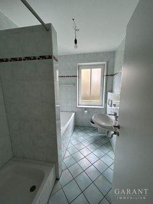 Bad mit Dusche und Wanne