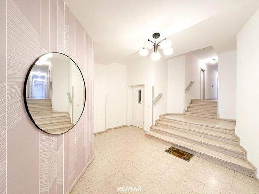 freundlicher heller Eingangsbereich