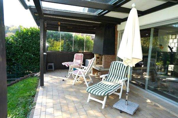 Terrasse und Außenkamin