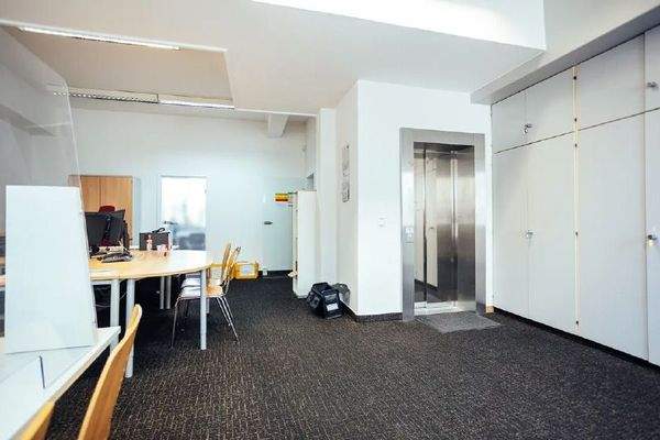 Empfangsbereich mit Aufzug