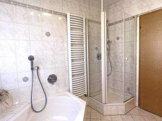 Bad mit Dusche und Handtuchtrockner