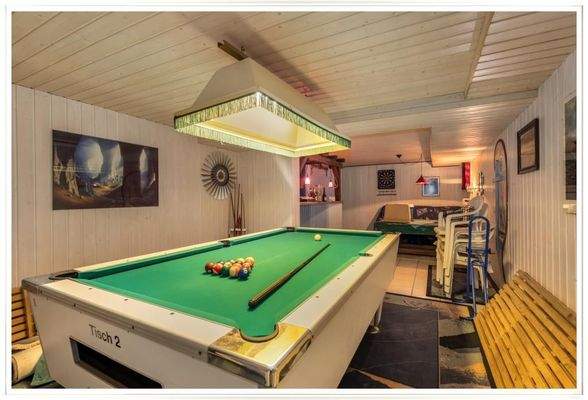 Partykeller mit Billardtisch &amp; Bar