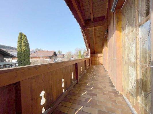 Große sonnige Balkone