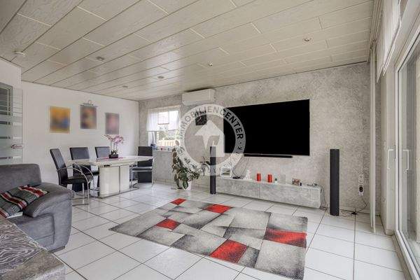 Das Wohnzimmer mit Blick zum Essbereich