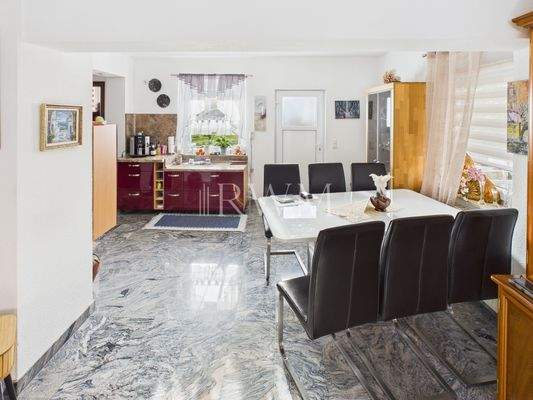 EG: Esszimmer + offene Küche