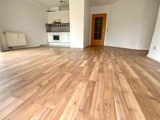 Wohnzimmer mit offener Küche (EBK).jpg