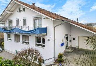 Zwei Wohneinheiten und eine große Gewerbeeinheit