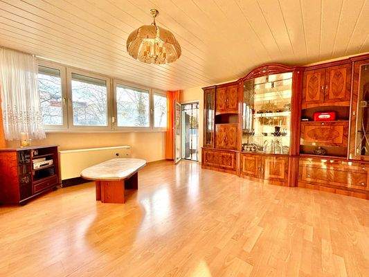 Wohnzimmer mit Zugang zum Balkon