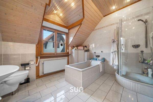 BADEZMMER MIT TAGESLICHT 