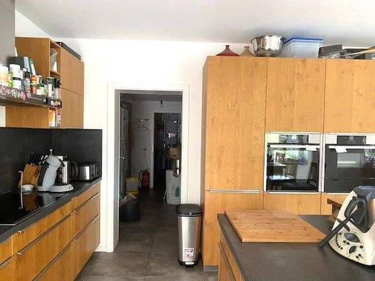 Küche mit Zugang zum Hauswirtschaftsraum