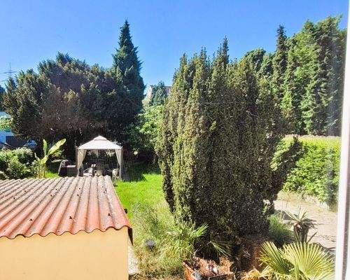 Blick aus dem Wohnzimmer in den Garten