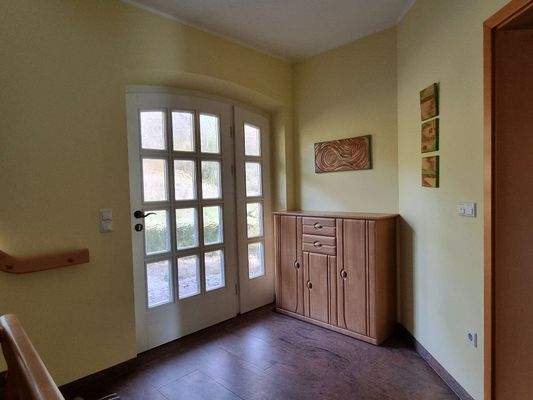 Hauseingang und Flurbereich zu den Etagen 